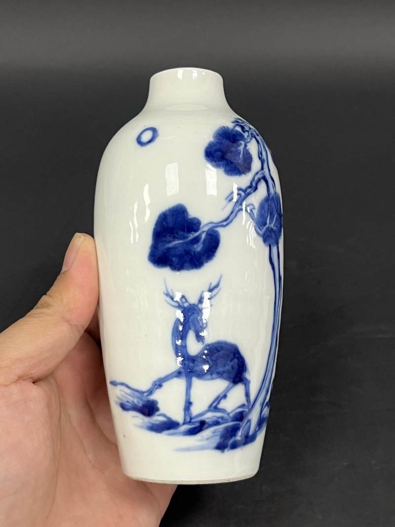 清乾隆 青花松鹿延年图小莱菔瓶 - 图2