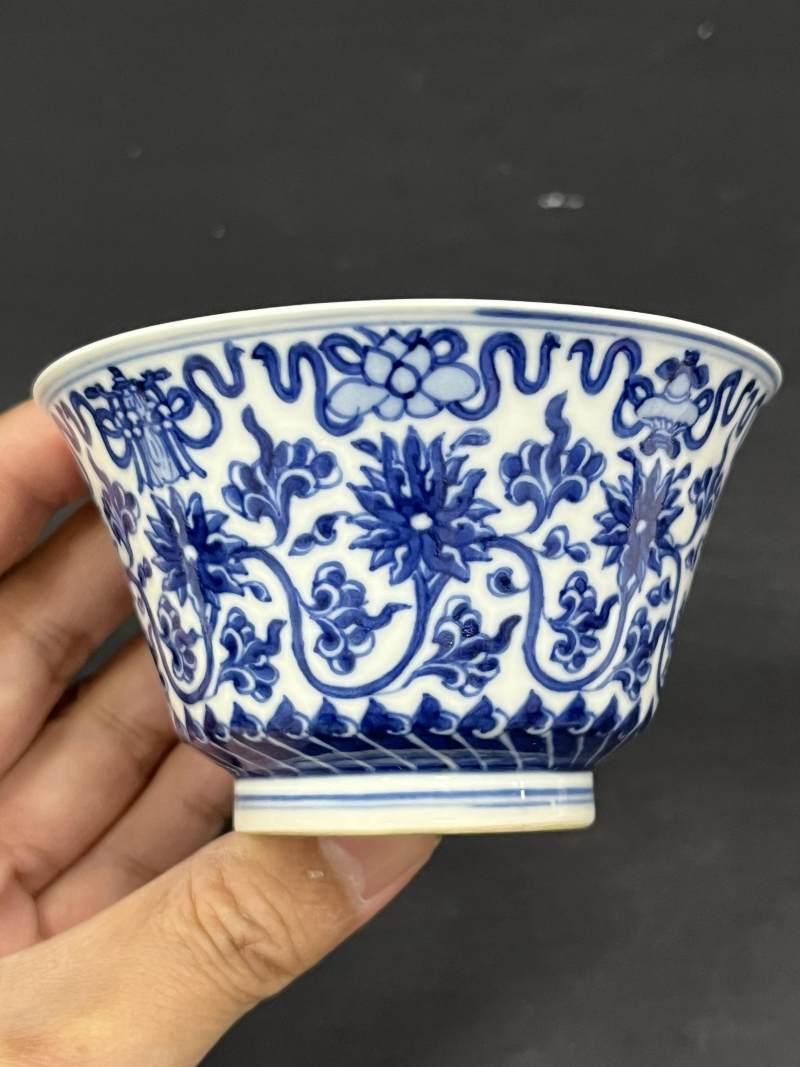 清康熙 浆胎青花缠枝莲托八宝纹马蹄杯一对 - 图7