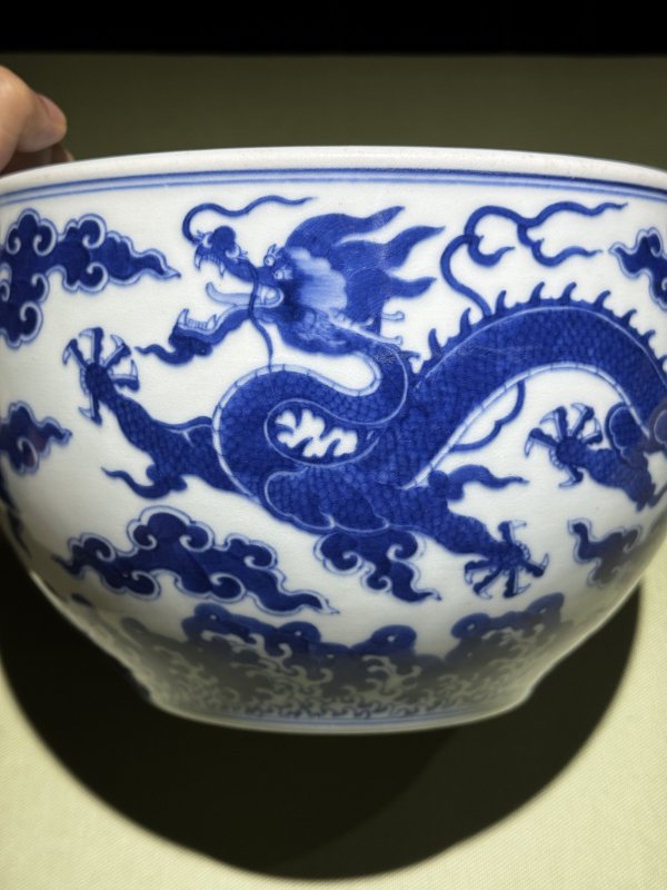 清乾隆 青花云龙纹案缸 - 图9