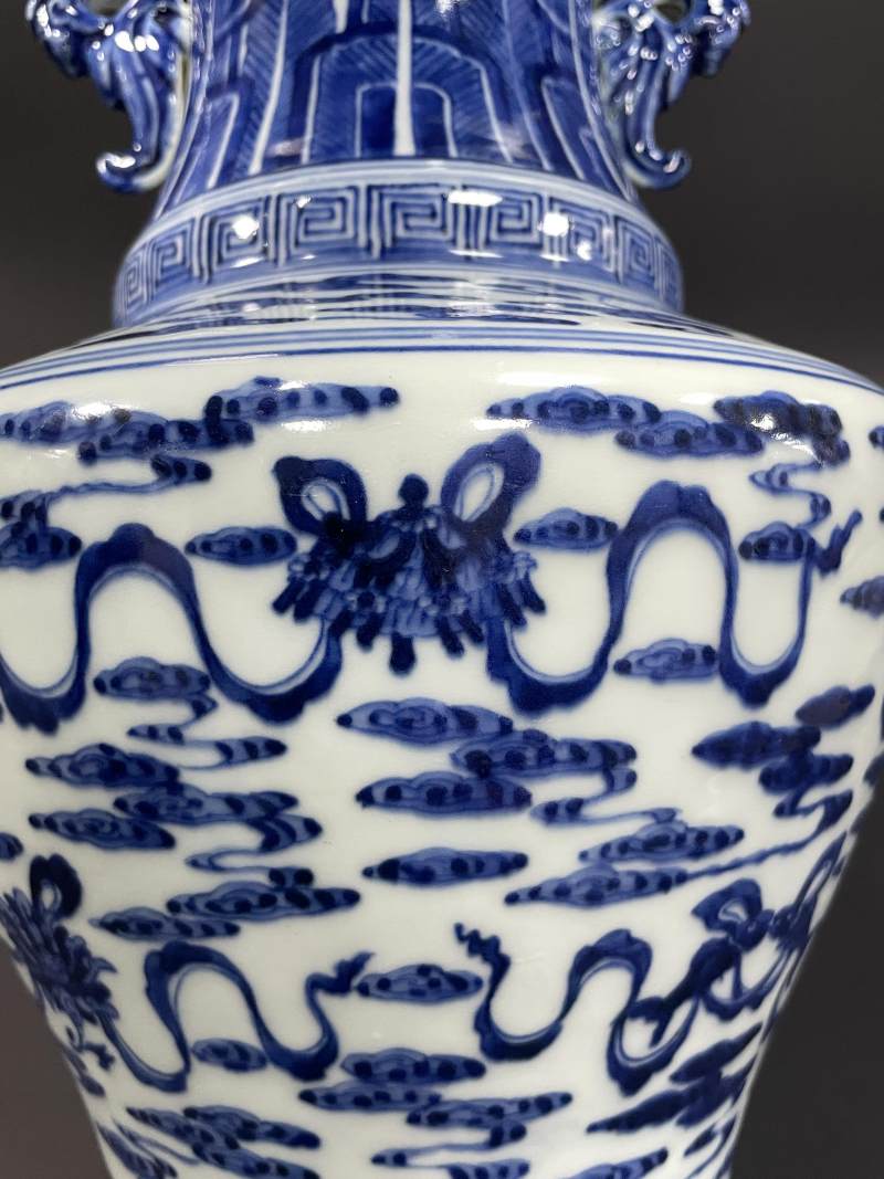 清乾隆 青花云蝠八宝纹花耳瓶 - 图11
