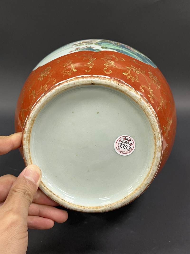 清乾隆 珊瑚红地描金花卉开光粉彩山水人物纹螭耳瓶 - 图7