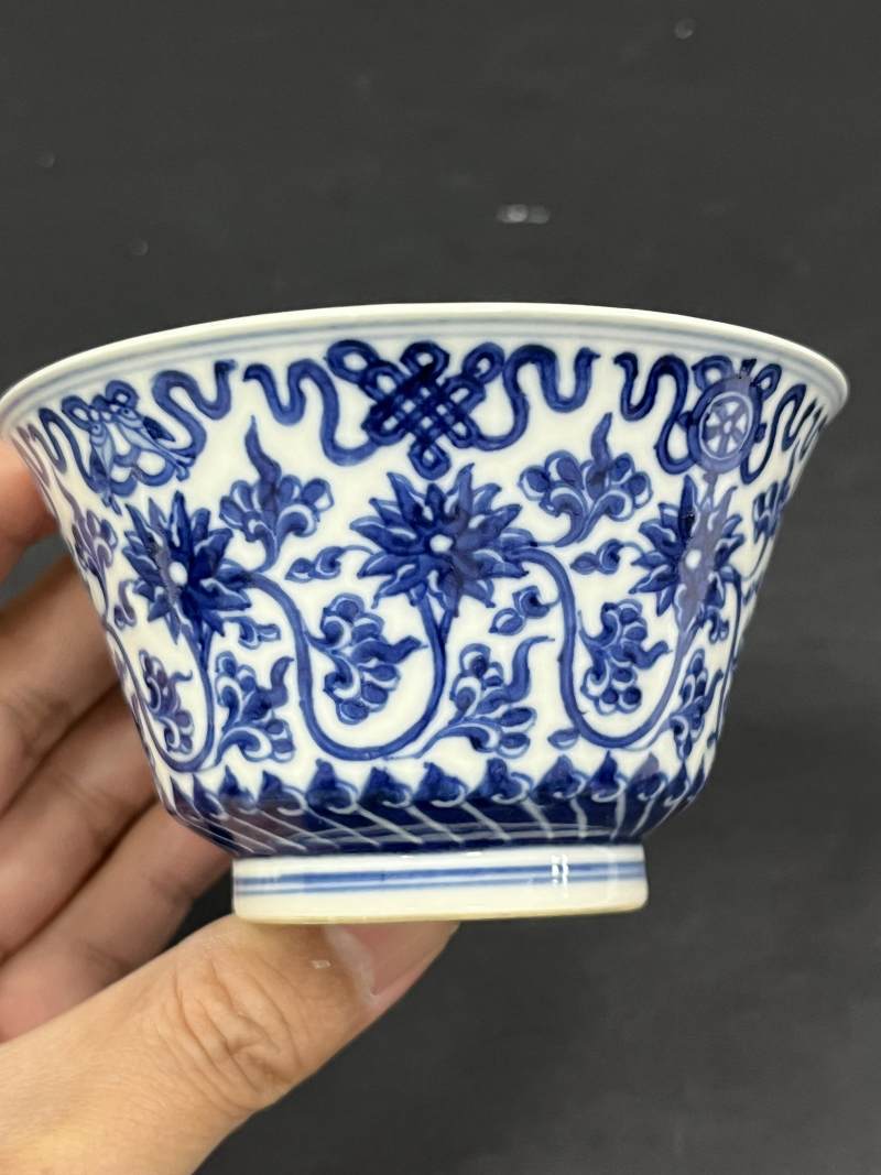 清康熙 浆胎青花缠枝莲托八宝纹马蹄杯一对 - 图8