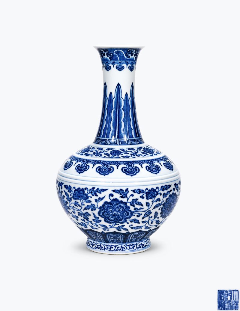 清乾隆 青花缠枝莲纹赏瓶 - 图1