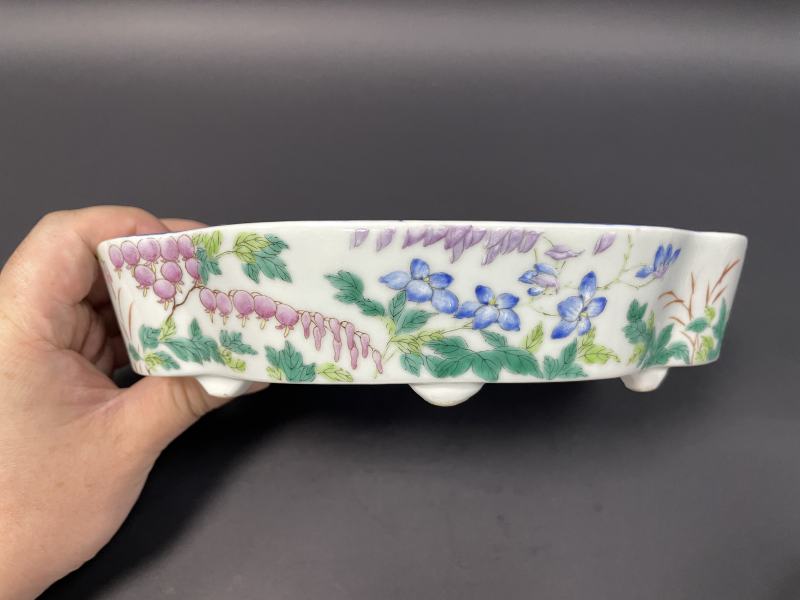 清光绪 粉彩紫藤花蝶图海棠形水仙盆一对 - 图14