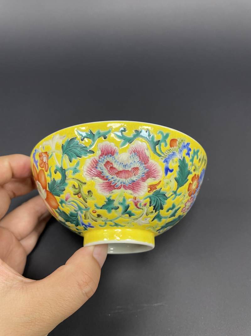 清光绪 黄地洋彩缠枝花卉纹碗 - 图4