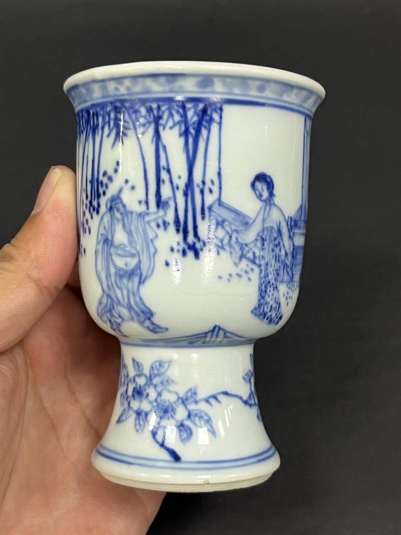 清康熙早期 青花披麻皴西厢记之郑桓求配人物故事图高足杯 - 图2