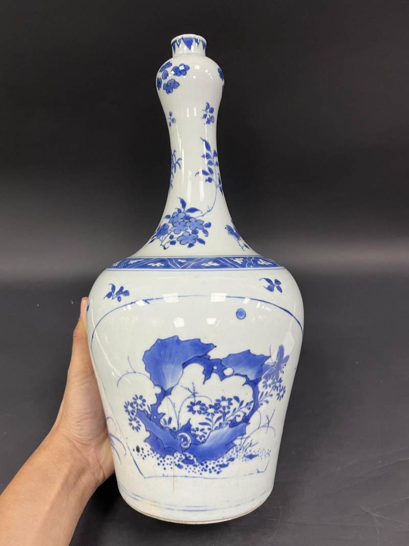 明崇祯 青花开光博古清供图蒜头瓶 - 图6
