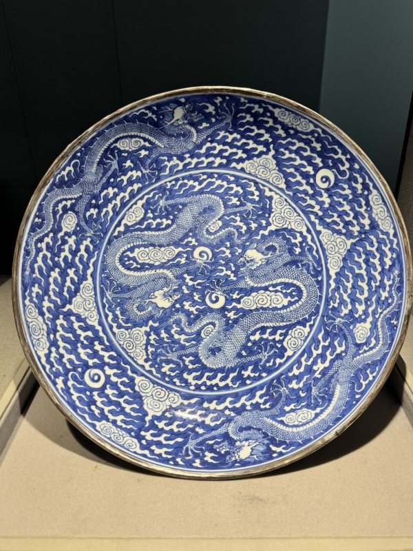 清康熙 青花留白云龙赶珠纹大盘 - 图2