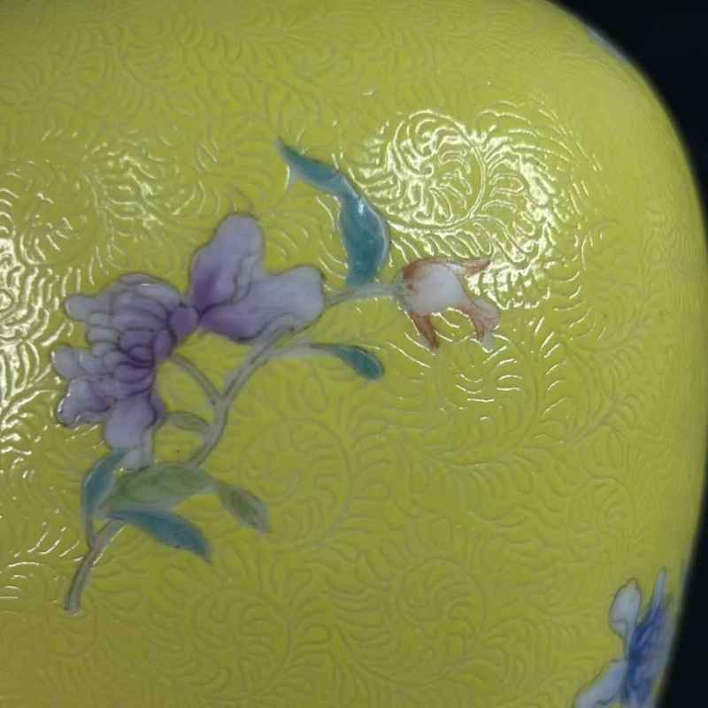 晚清 黄地轧道粉彩花卉纹梅瓶 - 图26