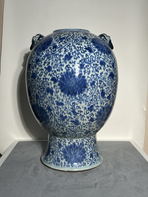 清乾隆 青花缠枝莲纹铺首尊