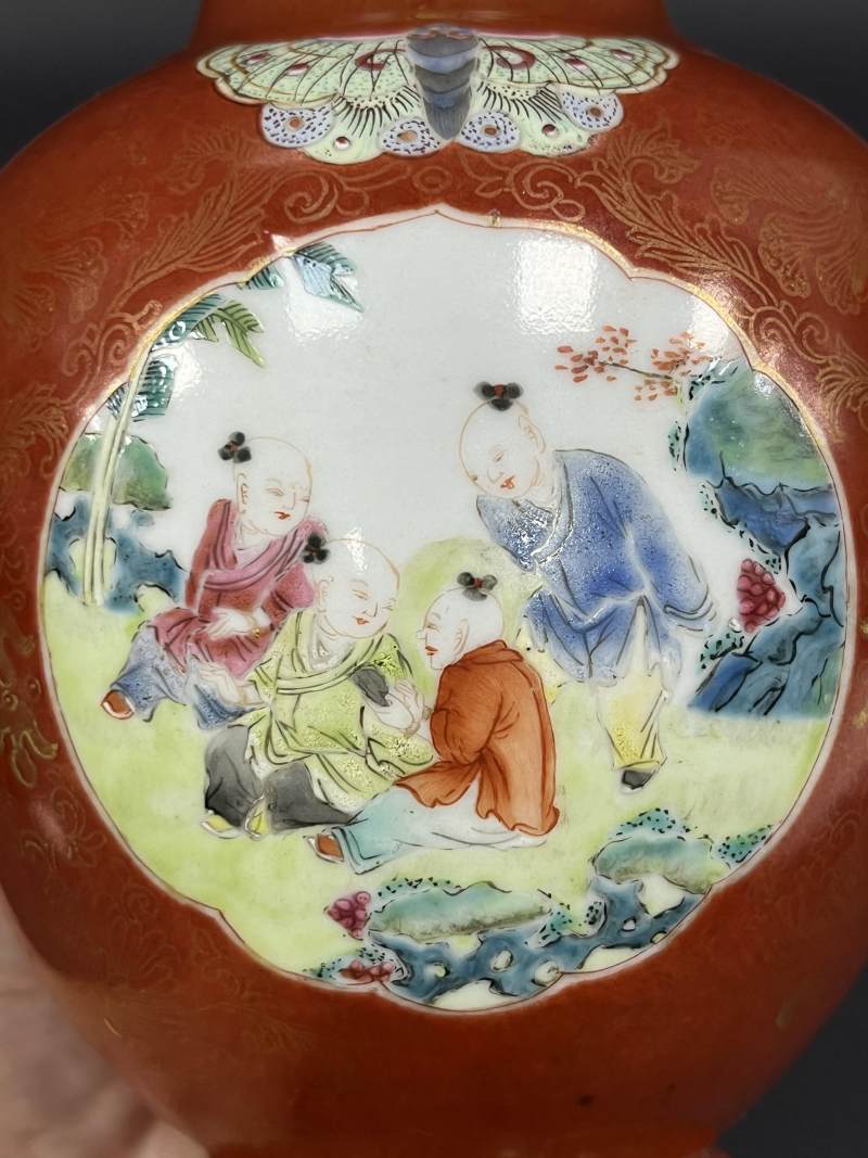 清乾隆 珊瑚红釉描金花卉开光粉彩婴戏图蝶耳尊一对 - 图13