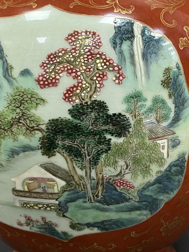 清乾隆 珊瑚红地描金花卉开光粉彩山水人物纹螭耳瓶 - 图10