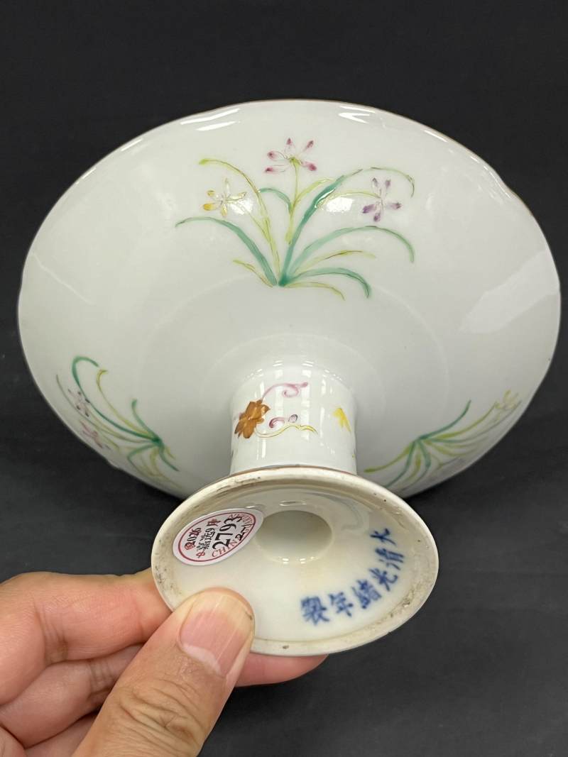 清光绪 粉彩花虫纹高足盘一对 - 图3