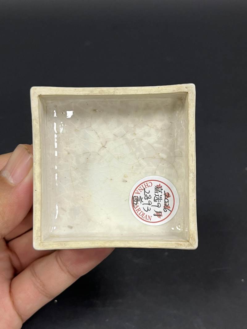 清乾隆 浆胎仿定釉模印蜻蜓图盖盒 - 图5