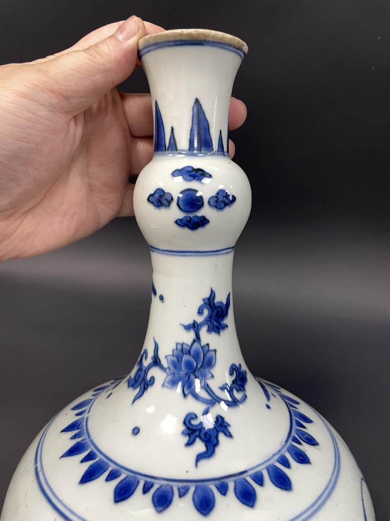 明崇祯 青花花卉纹蒜头瓶 - 图6