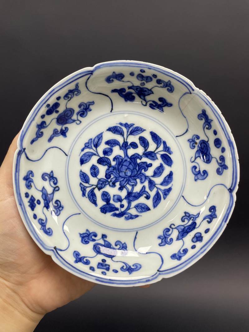 明嘉靖 青花开光折枝花卉纹花口盘 - 图2