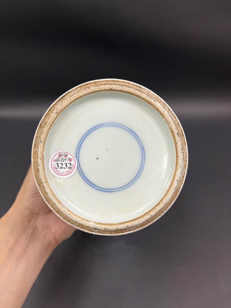 清晚期 珊瑚红地青花缠枝花卉纹云耳瓶 - 图7