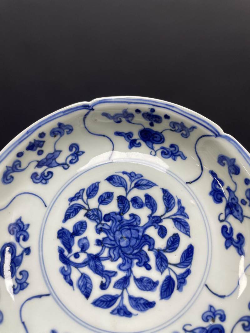 明嘉靖 青花开光折枝花卉纹花口盘 - 图3