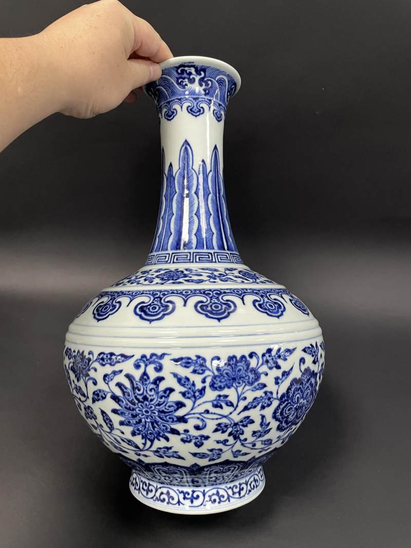 清乾隆 青花缠枝莲纹赏瓶 - 图3