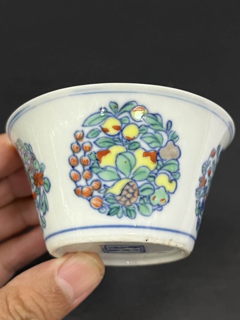 清康熙 仿成化斗彩团花果纹马蹄杯 - 图6