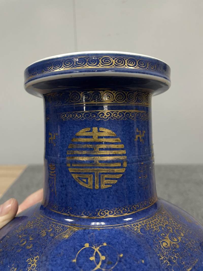 清康熙 洒蓝釉描金花卉开光云龙鱼藻诗文棒槌瓶 - 图6