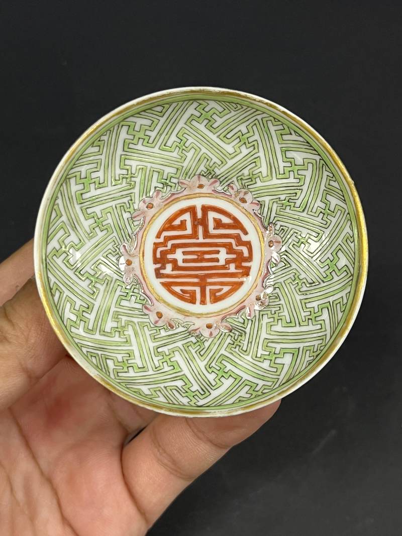 清道光 内粉彩万字锦地团寿字外矾红五蝠纹折腰杯一对 - 图7