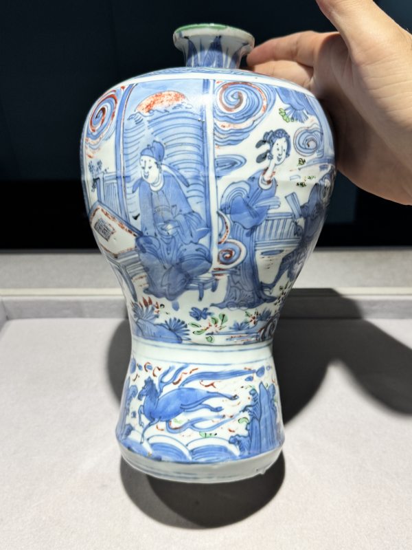 明万历 青花五彩人物故事图梅瓶 - 图14