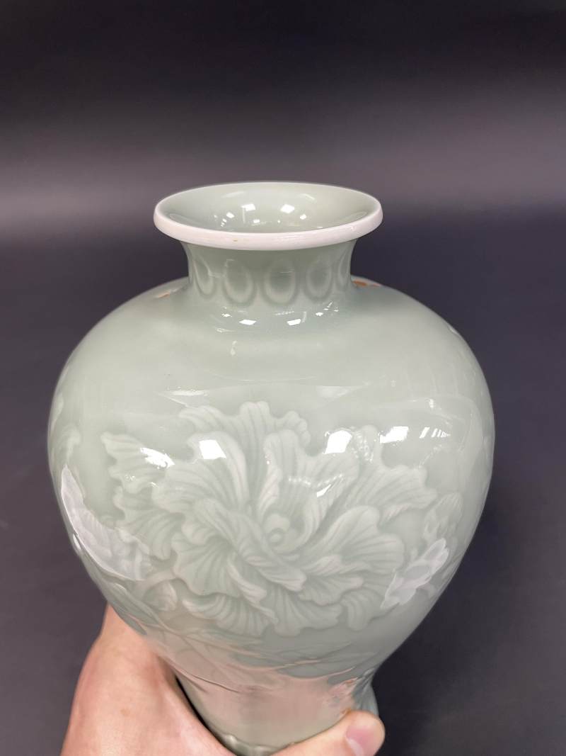现代 青釉凸花牡丹纹梅瓶 - 图8