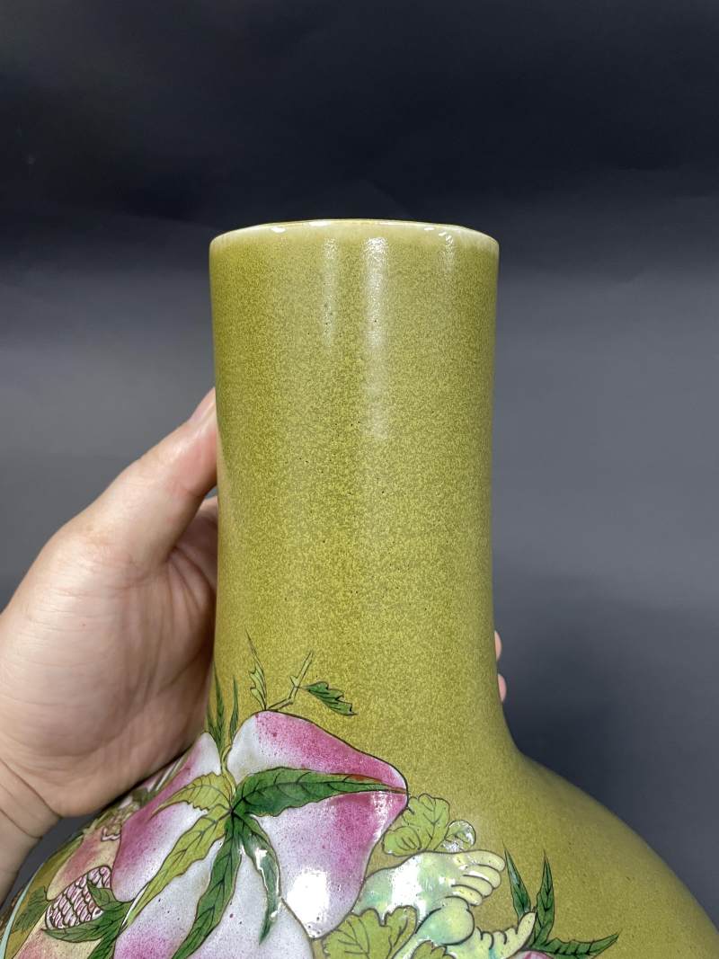 清晚期 茶叶末釉粉彩三多纹荸荠瓶 - 图8