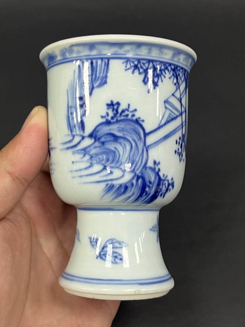清康熙早期 青花披麻皴西厢记之郑桓求配人物故事图高足杯 - 图4
