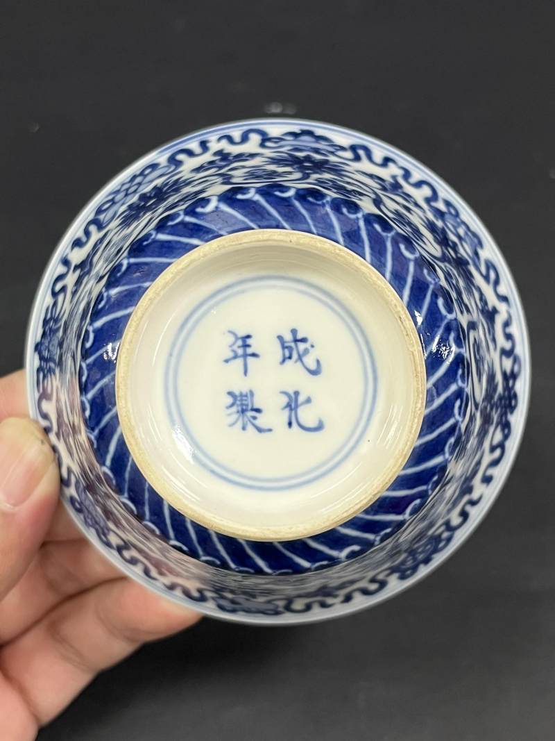 清康熙 浆胎青花缠枝莲托八宝纹马蹄杯一对 - 图10