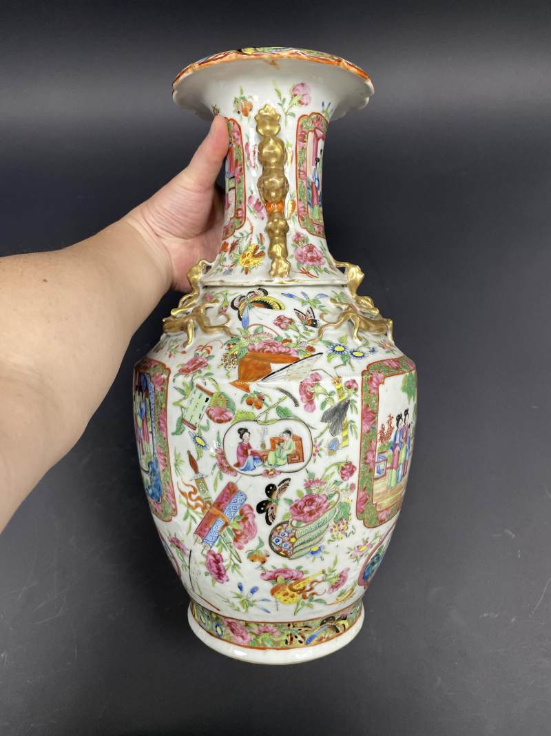 清晚期 广彩花蝶开光仕女图螭龙狮耳瓶一对 - 图5