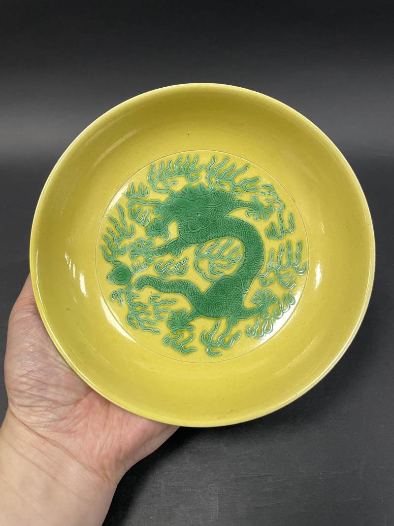 清光绪 黄地绿彩云龙纹盘 - 图2