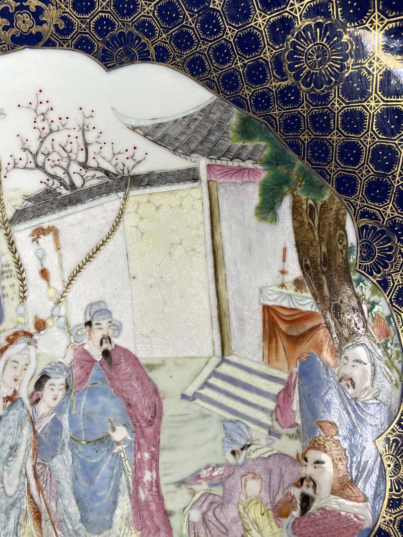 清晚期 蓝釉描金锦地开光粉彩昭君出塞图大盘 - 图7