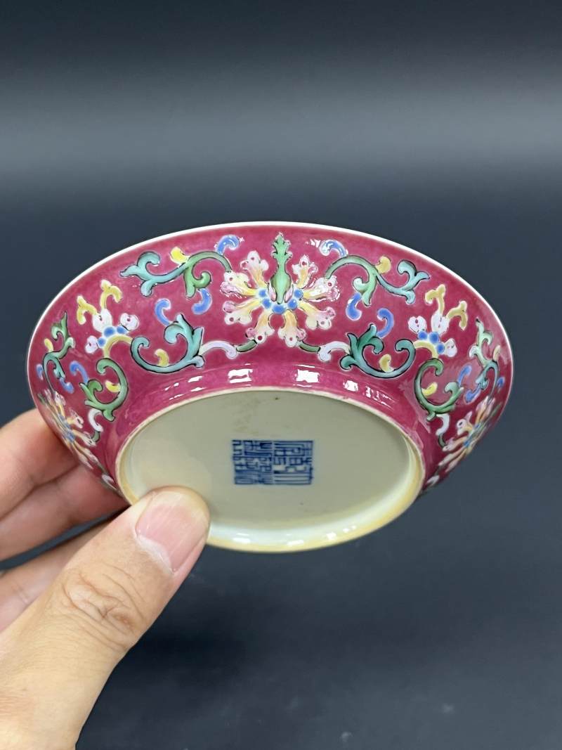 清乾隆 内矾红五蝠捧寿图外胭脂红地洋彩缠枝花卉纹小盘 - 图5