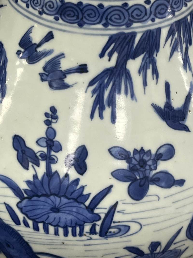明万历 青花荷塘鸳鸯图蒜头瓶 - 图12