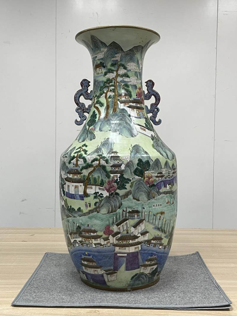 清中期 粉彩江西十景山水楼阁图螭耳大瓶 - 图4