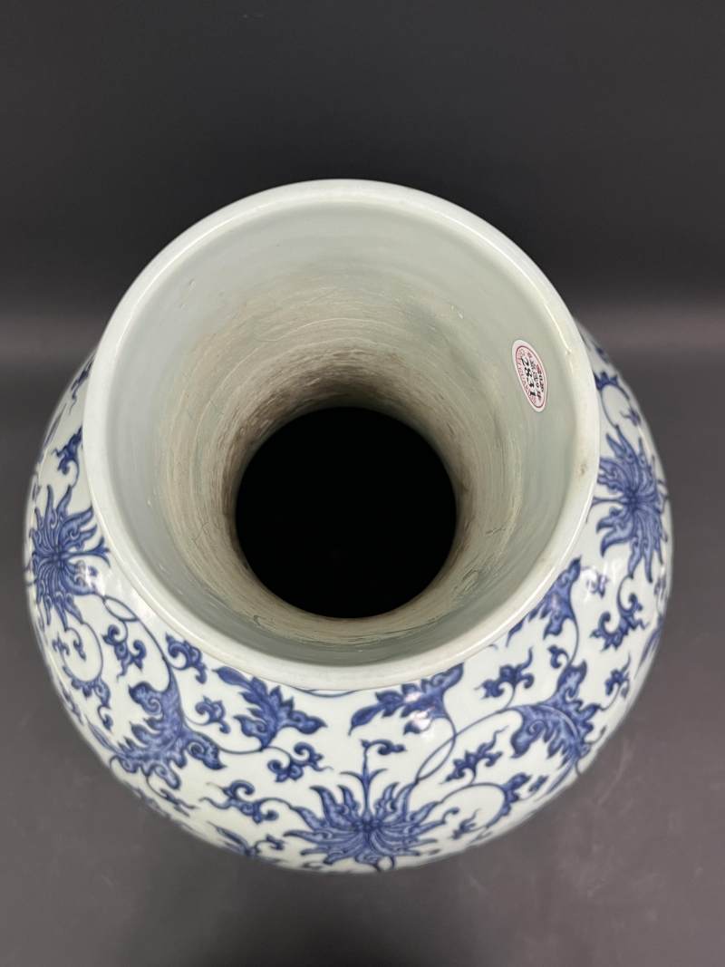 清中期 青花缠枝花卉纹天球瓶 - 图5