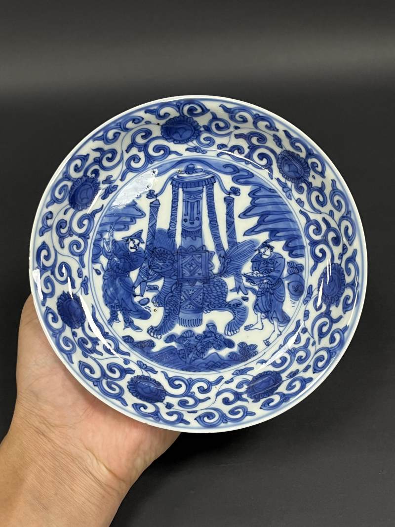 明万历 青花胡人献宝图盘 - 图2