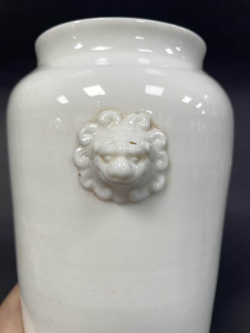 清 德化白釉狮耳筒瓶 - 图7