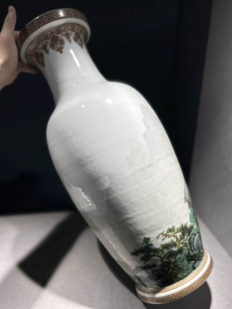 1960年代 毕渊明粉彩虎啸山林图瓶 - 图5