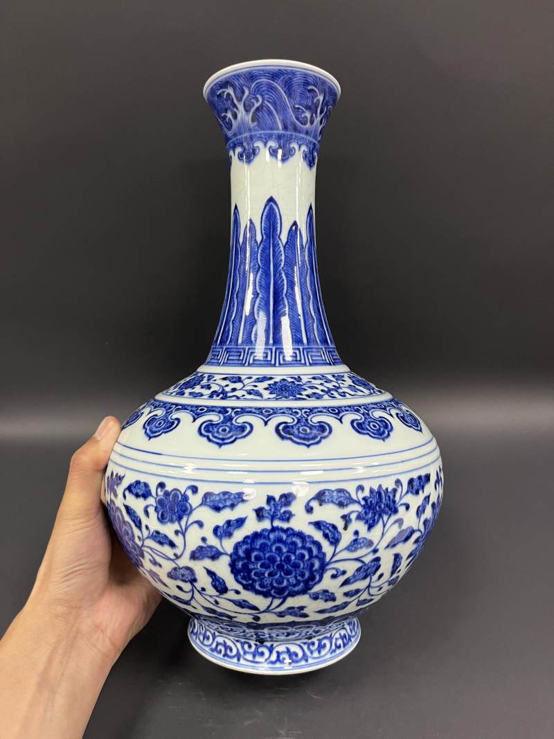 清乾隆 青花缠枝莲纹赏瓶 - 图2