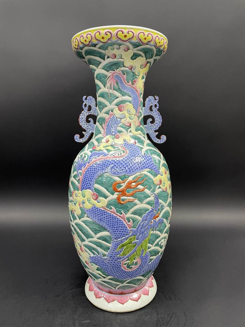 清中期 粉彩凸花海水龙纹螭耳大瓶 - 图4
