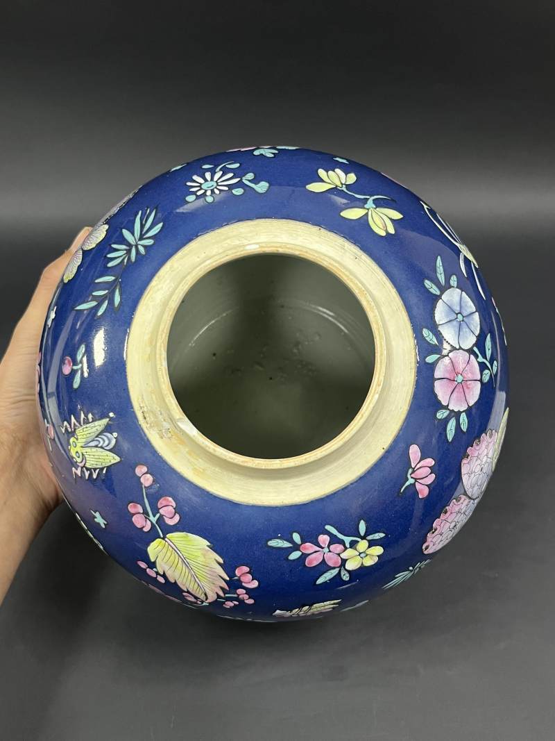 清中期 蓝釉粉彩花蝶纹罐一对 - 图6