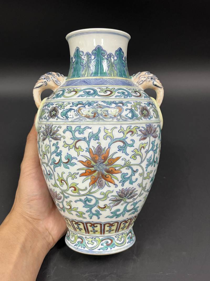 清晚期 斗彩缠枝莲纹象耳尊 - 图2