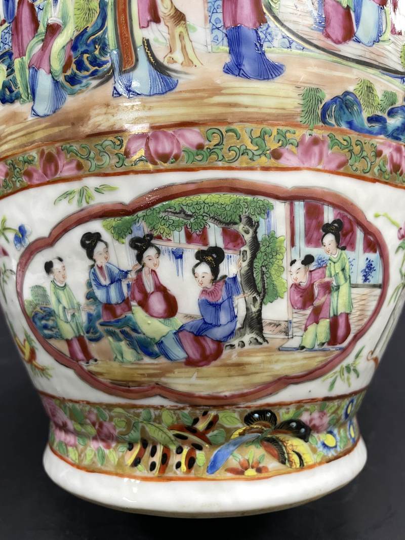 清晚期 广彩花蝶开光仕女图螭龙狮耳瓶一对 - 图6
