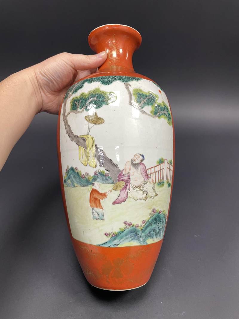 清乾隆 珊瑚红地描金花卉开光粉彩高士花卉纹瓶 - 图2