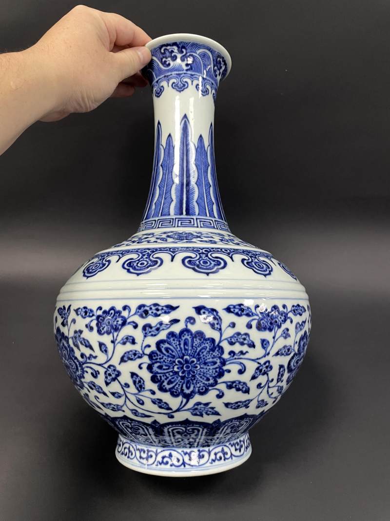清乾隆 青花缠枝莲纹赏瓶 - 图4
