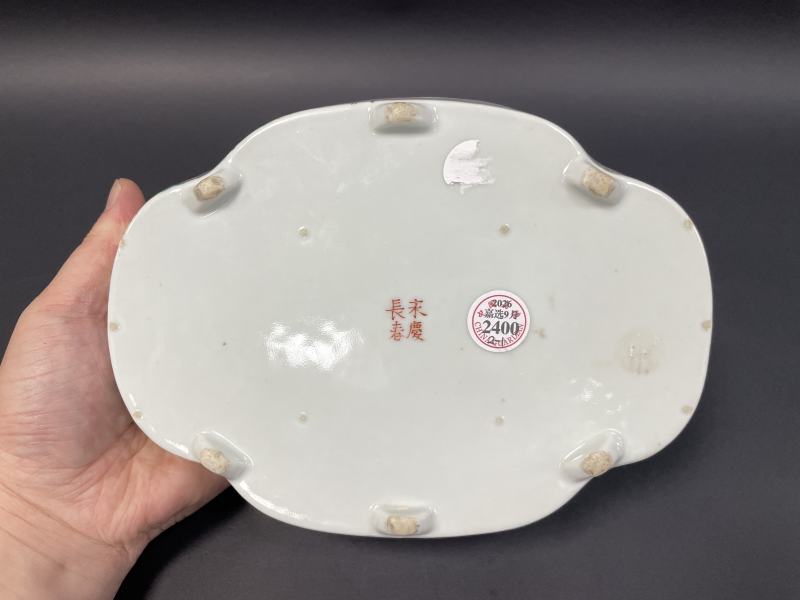 清光绪 粉彩紫藤花蝶图海棠形水仙盆一对 - 图17