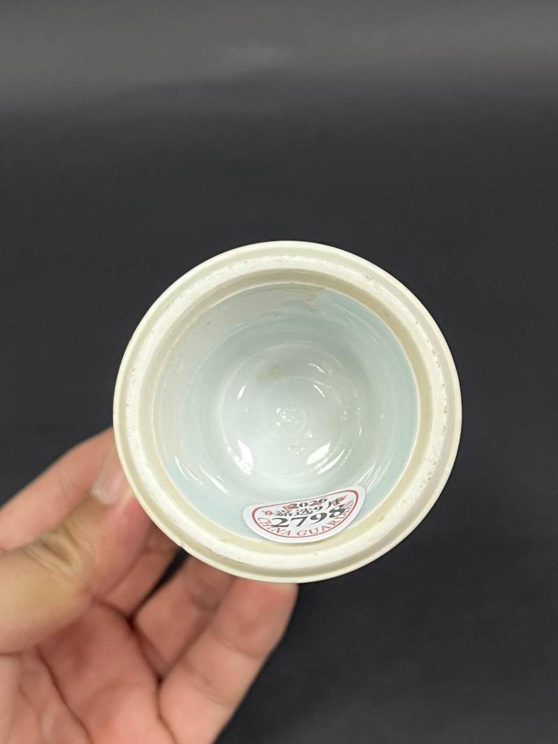 清康熙早期 青花披麻皴西厢记之郑桓求配人物故事图高足杯 - 图6